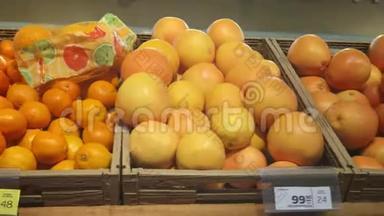 很多橘子和柑橘类水果。 一堆水果躺在超市里，相机跨度。